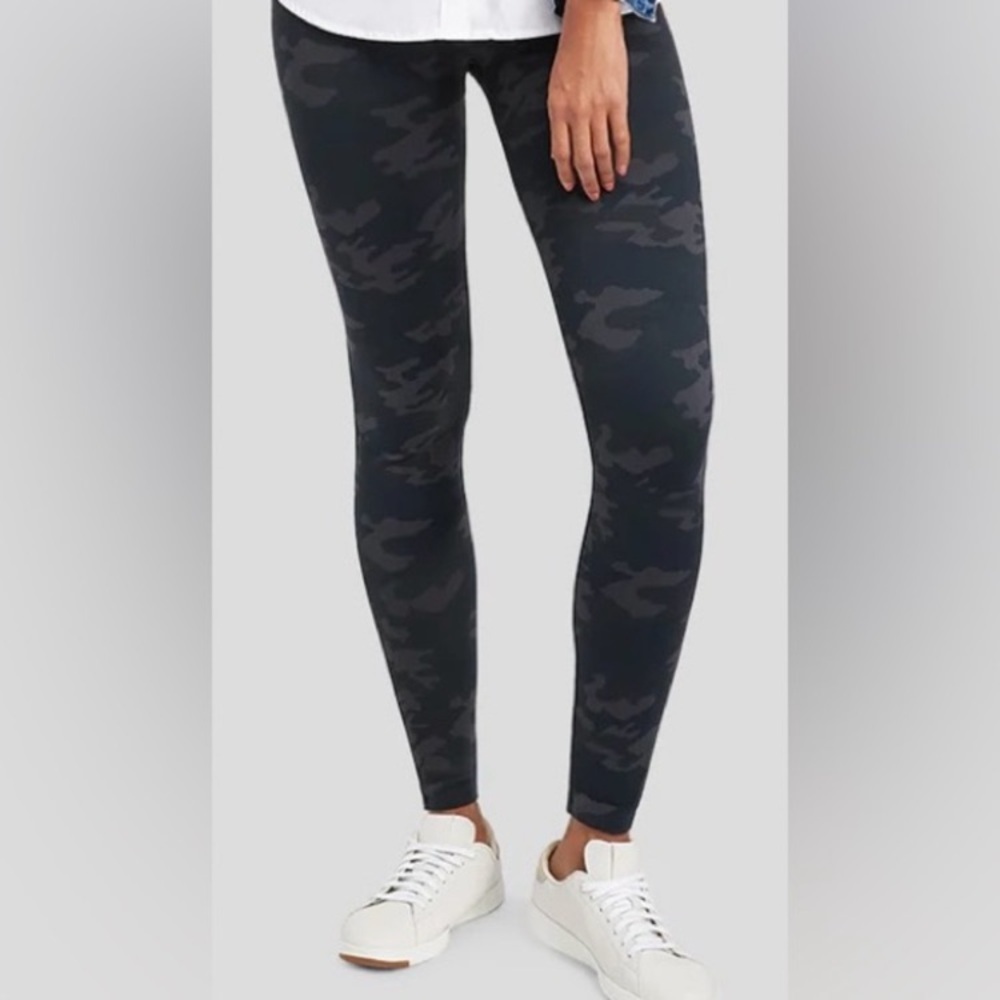 SPANX Look At Me Now Seamless Leggings Black Camo High Waisted Women’s Medium